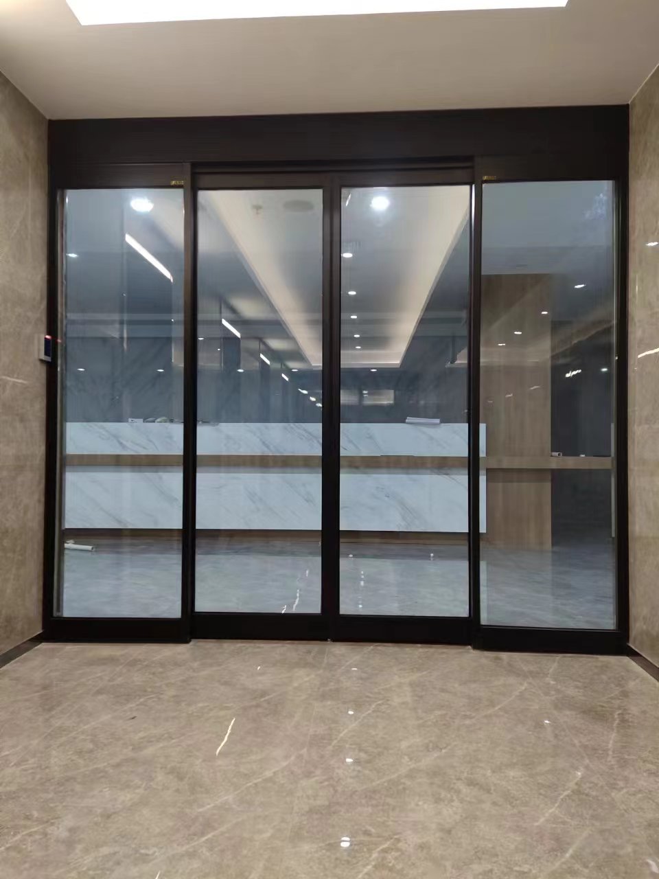 扬中市玻璃伸缩门