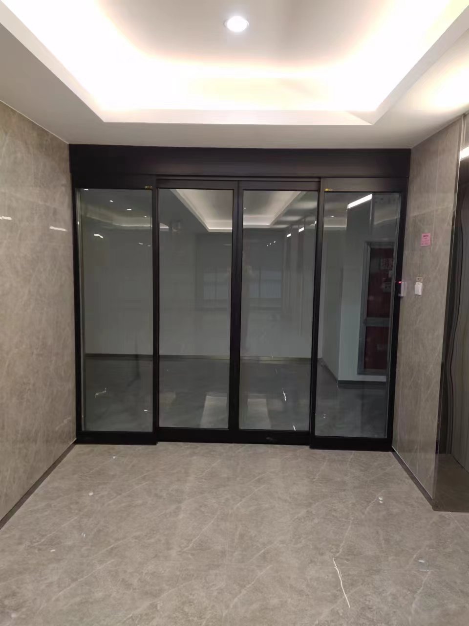 扬中市玻璃伸缩门