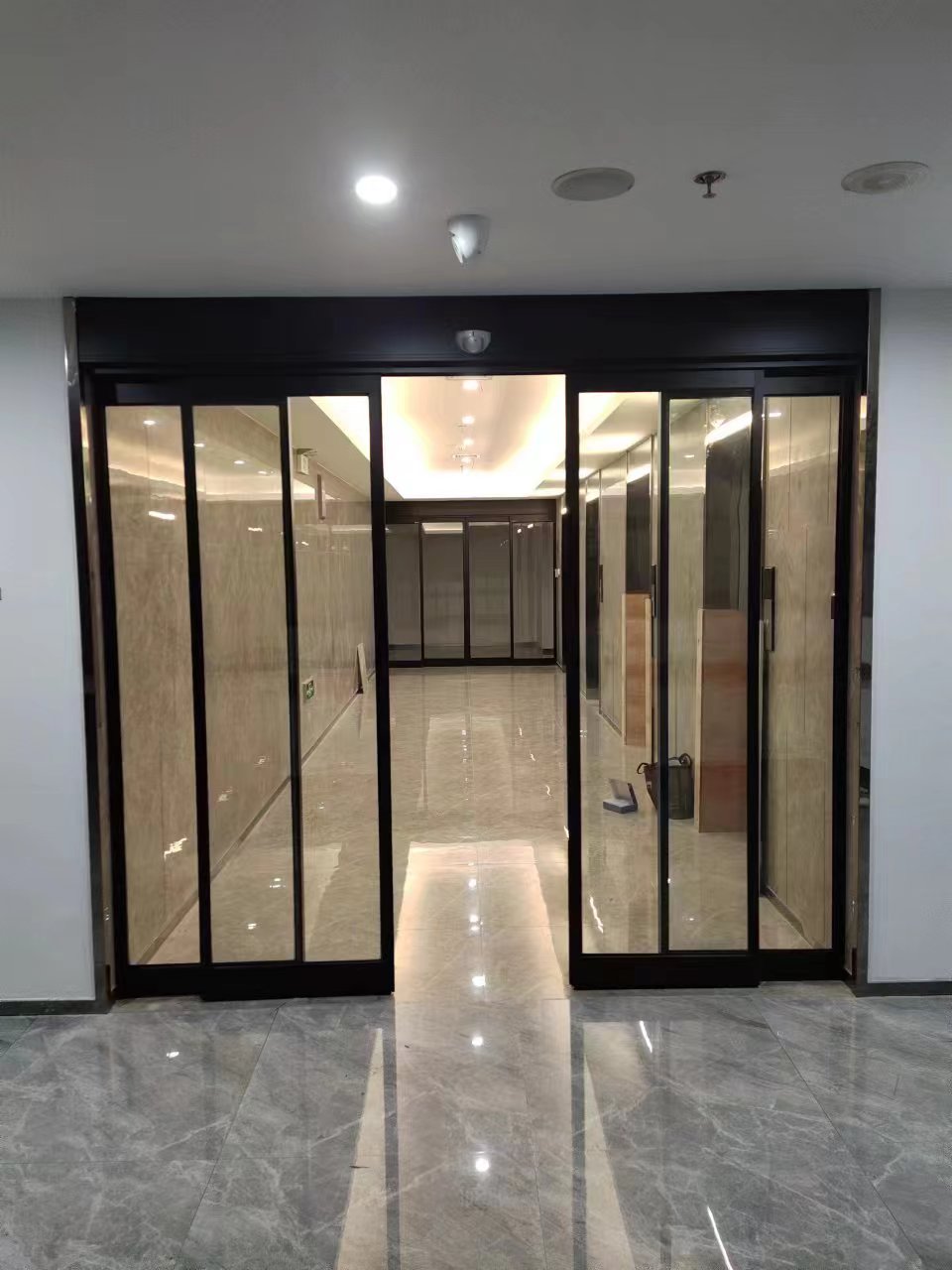 扬中市玻璃伸缩门
